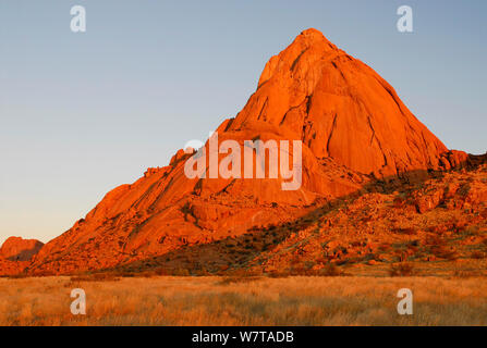 La montagne Spitzkoppe Spitzkoppe brut, de montagnes, de la Namibie, juin. Banque D'Images
