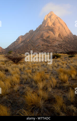 La montagne Spitzkoppe Spitzkoppe brut, de montagnes, de la Namibie, juin. Banque D'Images