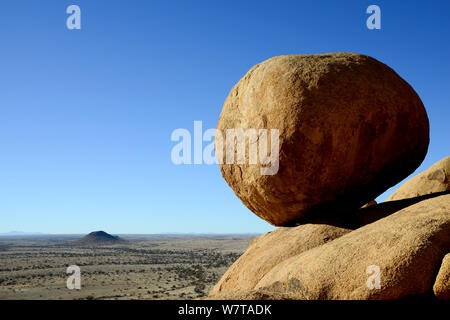 Boulder et le paysage vu de la montagne de Spitzkoppe, la Namibie. Banque D'Images