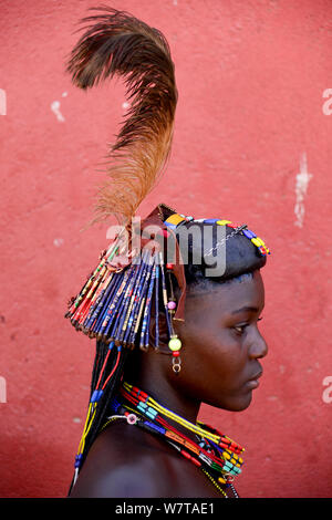 Femme Ovakahaona avec plumes d'autruche et d'ornements dans les cheveux, Okongwati village, Kaokoland, Namibie, septembre 2013. Banque D'Images