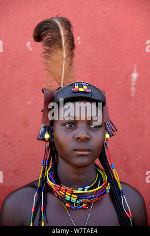 Femme Ovakahaona avec plumes d'autruche et d'ornements dans les cheveux, Okongwati village, Kaokoland, Namibie, septembre 2013.. Banque D'Images