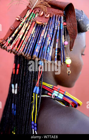 Femme Ovakahaona avec plumes d'autruche et d'ornements dans les cheveux, Okongwati village, Kaokoland, Namibie, septembre 2013. Banque D'Images