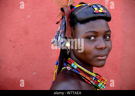 Femme Ovakahaona avec plumes d'autruche et d'ornements dans les cheveux, Okongwati village, Kaokoland, Namibie, septembre 2013. Banque D'Images