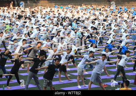 Des étudiants chinois, pratiquer le yoga en groupe pour réduire la tension et l'anxiété causée par la prochaine assemblée College Entrance Examination, également connu sous le Gaokao, Banque D'Images