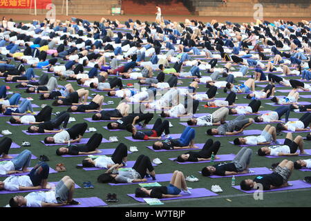 Des étudiants chinois, pratiquer le yoga en groupe pour réduire la tension et l'anxiété causée par la prochaine assemblée College Entrance Examination, également connu sous le Gaokao, Banque D'Images