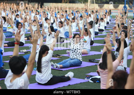 Des étudiants chinois, pratiquer le yoga en groupe pour réduire la tension et l'anxiété causée par la prochaine assemblée College Entrance Examination, également connu sous le Gaokao, Banque D'Images