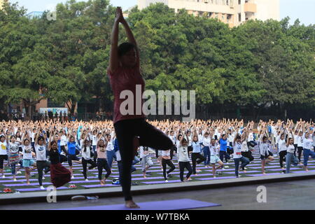 Des étudiants chinois, pratiquer le yoga en groupe pour réduire la tension et l'anxiété causée par la prochaine assemblée College Entrance Examination, également connu sous le Gaokao, Banque D'Images