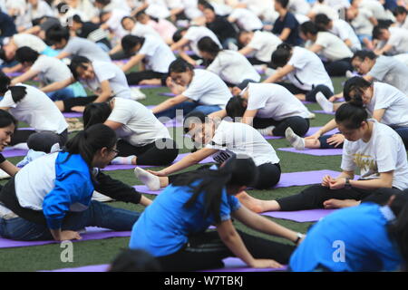 Des étudiants chinois, pratiquer le yoga en groupe pour réduire la tension et l'anxiété causée par la prochaine assemblée College Entrance Examination, également connu sous le Gaokao, Banque D'Images