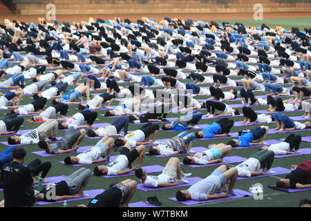 Des étudiants chinois, pratiquer le yoga en groupe pour réduire la tension et l'anxiété causée par la prochaine assemblée College Entrance Examination, également connu sous le Gaokao, Banque D'Images