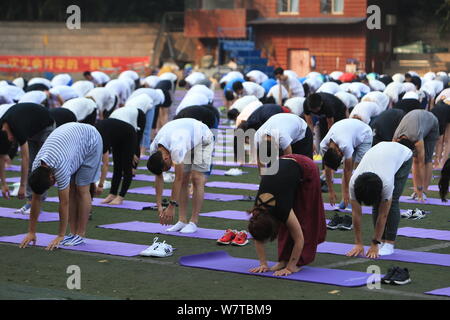 Des étudiants chinois, pratiquer le yoga en groupe pour réduire la tension et l'anxiété causée par la prochaine assemblée College Entrance Examination, également connu sous le Gaokao, Banque D'Images