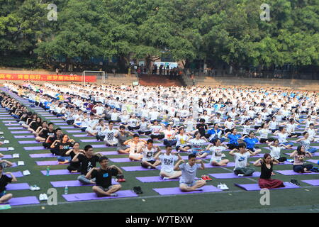 Des étudiants chinois, pratiquer le yoga en groupe pour réduire la tension et l'anxiété causée par la prochaine assemblée College Entrance Examination, également connu sous le Gaokao, Banque D'Images