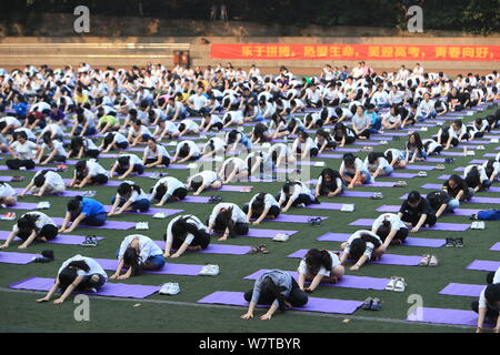 Des étudiants chinois, pratiquer le yoga en groupe pour réduire la tension et l'anxiété causée par la prochaine assemblée College Entrance Examination, également connu sous le Gaokao, Banque D'Images