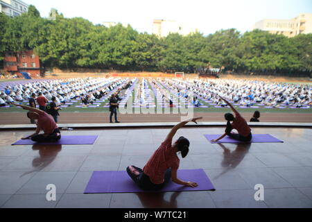 Des étudiants chinois, pratiquer le yoga en groupe pour réduire la tension et l'anxiété causée par la prochaine assemblée College Entrance Examination, également connu sous le Gaokao, Banque D'Images