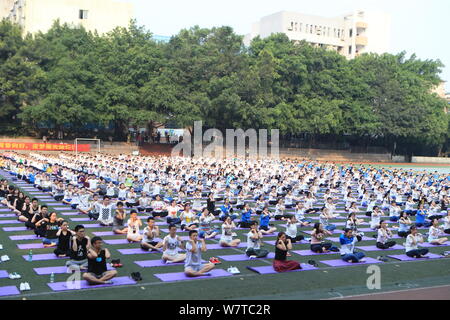 Des étudiants chinois, pratiquer le yoga en groupe pour réduire la tension et l'anxiété causée par la prochaine assemblée College Entrance Examination, également connu sous le Gaokao, Banque D'Images