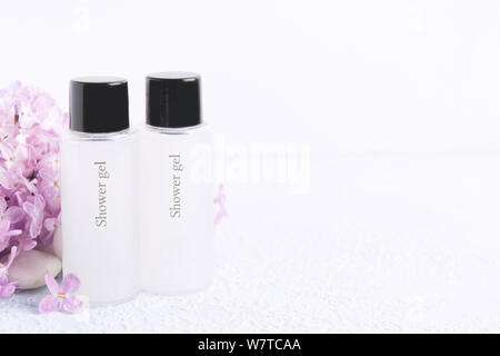 Deux bouteilles en plastique de gel douche pour cheveux naturels arôme lilas. Produits pour l'hygiène. Copier l'espace. Soft focus. Produits de la version de l'hôtel Banque D'Images