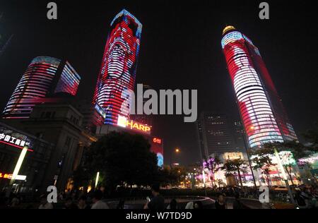 Les bâtiments de grande hauteur sont éclairés avec des lumières d'accueillir le prochain 8ème festival d'art de l'Opéra de Pékin la Chine dans la région de la ville de Nanjing Xinjiekou, EAS Banque D'Images