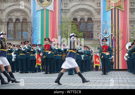 Les soldats russes le long de la Place Rouge pendant le Défilé militaire, le jour de la Victoire pour marquer le 72e anniversaire de la victoire sur l'Allemagne nazie Banque D'Images