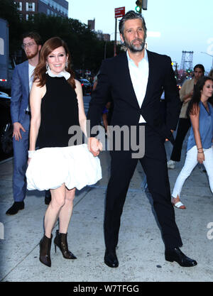 06 août 2019, Julianne Moore, Bart Freundlich, assister.Sony Pictures Classics première d'après le mariage au Regal Essex Crossing à New York. Le 06 août 2019 Credit : RW/MediaPunch Banque D'Images