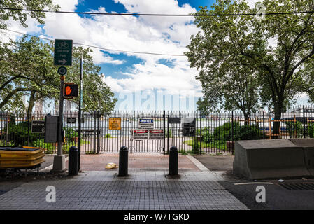 Des signes d'interdit de transmettre, de la circulation et de danger pour les travaux de construction à côté de l'East River à Manhattan, New York City, USA Banque D'Images