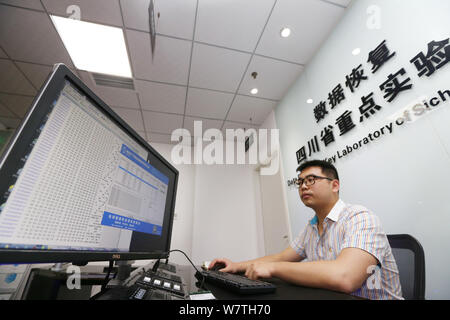 Un ingénieur chinois présente le logiciel pour récupérer les fichiers cryptés par le virus ''WannaCry'' à la clé de secours Laboratoire de la province de Sichuan, en Ch Banque D'Images