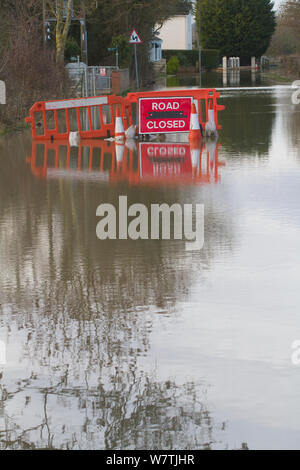 Road closed sign en zones inondées à la suite de voies Février 2014 Inondations en vallée de la Severn, Gloucestershire, Angleterre, Royaume-Uni, 7 février 2014. Banque D'Images