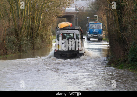 Landrover avec kayak rouler dans l'eau au cours de la Février 2014 Inondations, Gloucestershire, Angleterre, Royaume-Uni, 7 février 2014. Banque D'Images