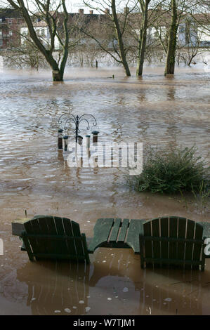 Table et chaises de jardin avec des mangeoires dans le jardin inondé de février 2014 Severn inondation , Upton sur Severn, Worcestershire, Angleterre, RU Banque D'Images