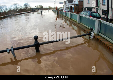 Mur protecteur d'inondation, construits après les inondations de 2007, la protection des commerces à Upton sur Severn au cours de février 2014 Inondations, Worcestershire, Angleterre, Royaume-Uni, février 2014. Banque D'Images