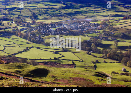 Vue sur village et Swaledale Muker, Yorkshire Dales National Park, Yorkshire, Angleterre, Royaume-Uni, novembre 2013. Banque D'Images