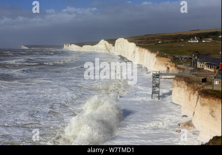 Vagues se briser contre les falaises de craie pendant une tempête à Urrugne, Sussex, Angleterre, Royaume-Uni, 15 février 2014. Banque D'Images