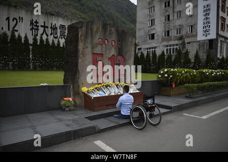 L'homme chinois Dai Guohong, qui avait les jambes amputées à cause de graves lésions causées par 2008 séisme de Wenchuan, pleure les victimes de l'Peut de magnitude 7,9 Banque D'Images