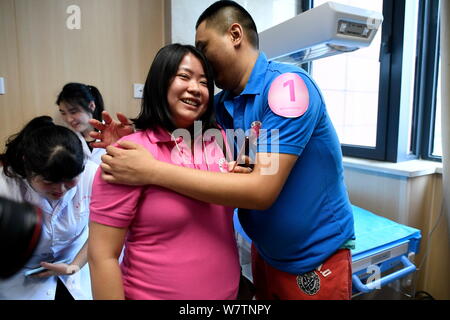 Un homme épouse sa femme après l'essai dans un hôpital à Chongqing, Chine, le 11 mai 2017. Avec la Fête des mères autour du coin, un hôpital dans le sud-ouest Banque D'Images