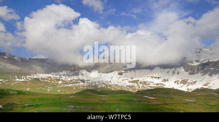 Les nuages bas en face du Cirque de Troumouse, le Parc National des Pyrénées, Hautes Pyrenees, France, juin 2013. Banque D'Images