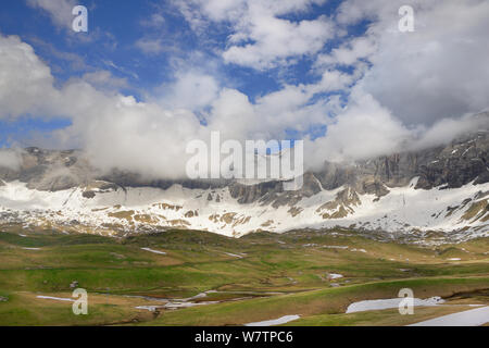 Les nuages bas en face du Cirque de Troumouse, le Parc National des Pyrénées, Hautes Pyrenees, France, juin 2013. Banque D'Images