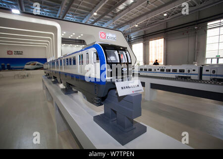 --FILE--View de modèles d'un CRH (China railway High-speed bullet train) et d'autres trains sur le stand de CCRR (Chine matériel roulant ferroviaire Corp Ltd) d Banque D'Images