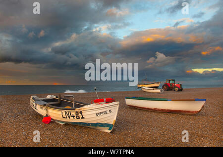 Bateaux de pêche du crabe et le tracteur sur le CLAJ plage au coucher du soleil, Norfolk, Royaume-Uni, septembre 2013. Banque D'Images