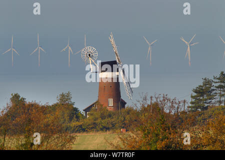 Moulin à vent et de la mer du Nord d'éoliennes, Weybourne, Norfolk, UK, octobre 2013. Banque D'Images