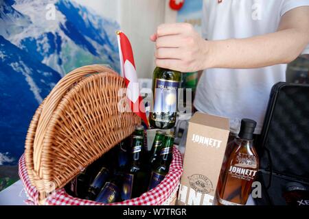 Un employé prépare des bouteilles de bière suisse durant la Semaine Suisse de Shanghai, Chine, 13 mai 2017. Les cinq jours de la 5e édition de la Semaine Suisse était hôtel Banque D'Images