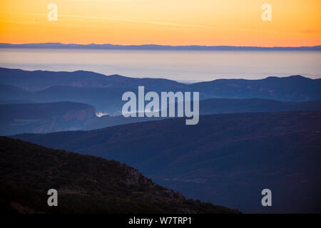 Du brouillard en vallée de Montsec montagne au lever du soleil. Pre-Pyrenees, Lleida, Catalogne, Espagne, décembre 2012. Banque D'Images