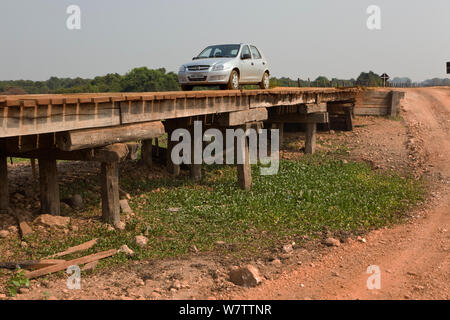 Des ponts en bois sur la route Transpantaneira route de terre. Pantanal, Mato Grosso, Brésil, septembre 2010. Banque D'Images