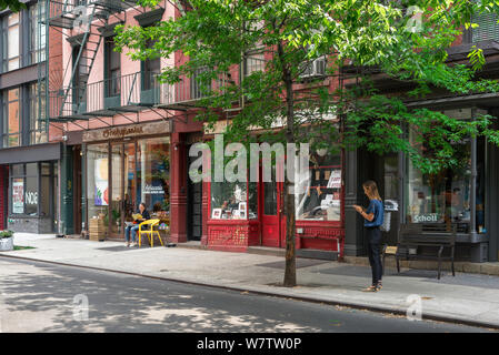 Nolita New York, vue en été des commerces le long de Elizabeth Street dans le centre de Nolita à Manhattan, New York City, USA. Banque D'Images