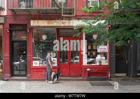 Nolita New York, vue d'un homme regardant une vitrine traditionnelle de boucher (viandes d'Albanie) dans Elizabeth Street, Nolita, New York City. Banque D'Images