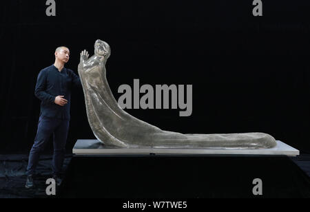 Xie Xie Yong Yong, professeur de l'université de Shenyang, caresse la sculpture loutre faites par lui de 300 000 aiguilles à coudre à Shenyang city, au nord-est Banque D'Images