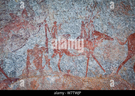 Les figures humaines et les animaux sauvages représentés dans les peintures rupestres bushmen San, estimé à environ 2000 ans, Nswatugi Grotte, Matobo National Park, Zimbabwe, novembre 2011. Banque D'Images