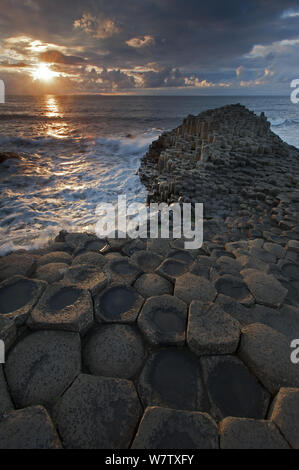 Coucher de soleil sur la mer à Giant's Causeway, côte de Causeway, comté d'Antrim, Irlande du Nord, Royaume-Uni, septembre 2013. Banque D'Images