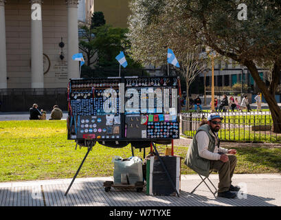 Buenos Aires, 1 août 2019. Crise en Argentine. L'homme vend des souvenirs sur la Plaza de Mayo. Banque D'Images