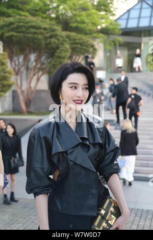 L'actrice chinoise Fan Bingbing pose comme elle arrive à Louis Vuitton Cruise 2018 Collection Voir à Tokyo, Japon, 14 mai 2017. Banque D'Images