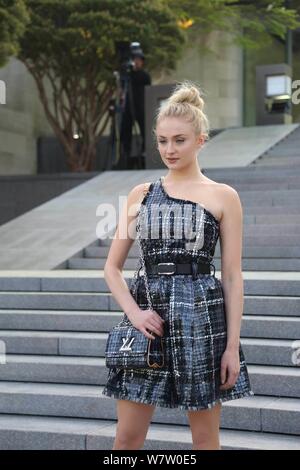 Actrice anglaise Sophie Turner pose comme elle arrive à Louis Vuitton Cruise 2018 Collection Voir à Tokyo, Japon, 14 mai 2017. Banque D'Images