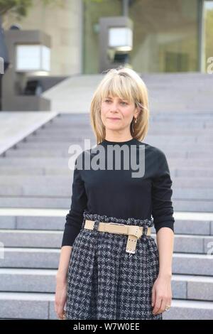 L'actrice française Marina Fois pose comme elle arrive à Louis Vuitton Cruise 2018 Collection Voir à Tokyo, Japon, 14 mai 2017. Banque D'Images