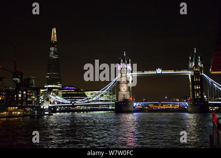 Tower Bridge, le fragment et l'Hôtel de ville la nuit, vu de la Tamise, Londres, septembre 2013. Banque D'Images